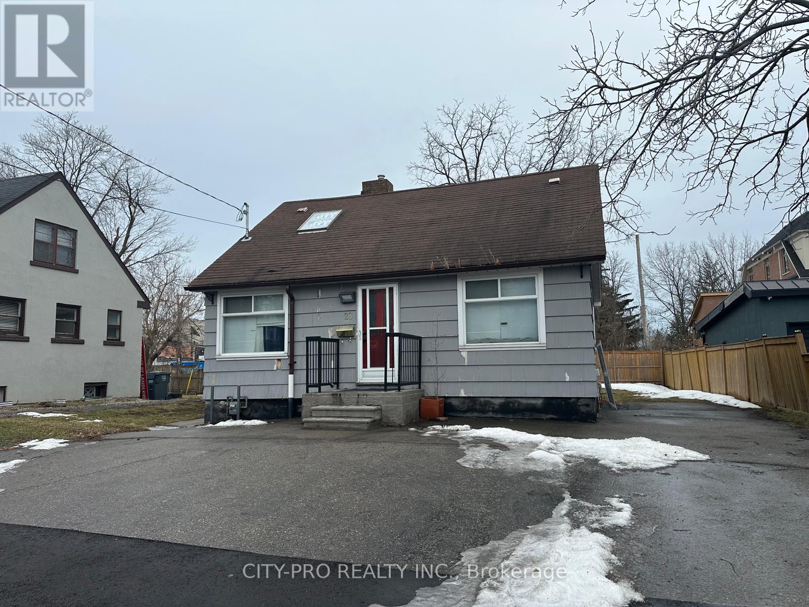 23 Pearl Street, Mississauga, Ontario  L5M 1X1 - Photo 2 - W12817126