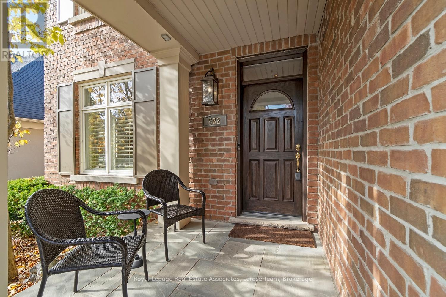 562 Gladwyne Court, Mississauga, Ontario  L5H 4L4 - Photo 4 - W12856138