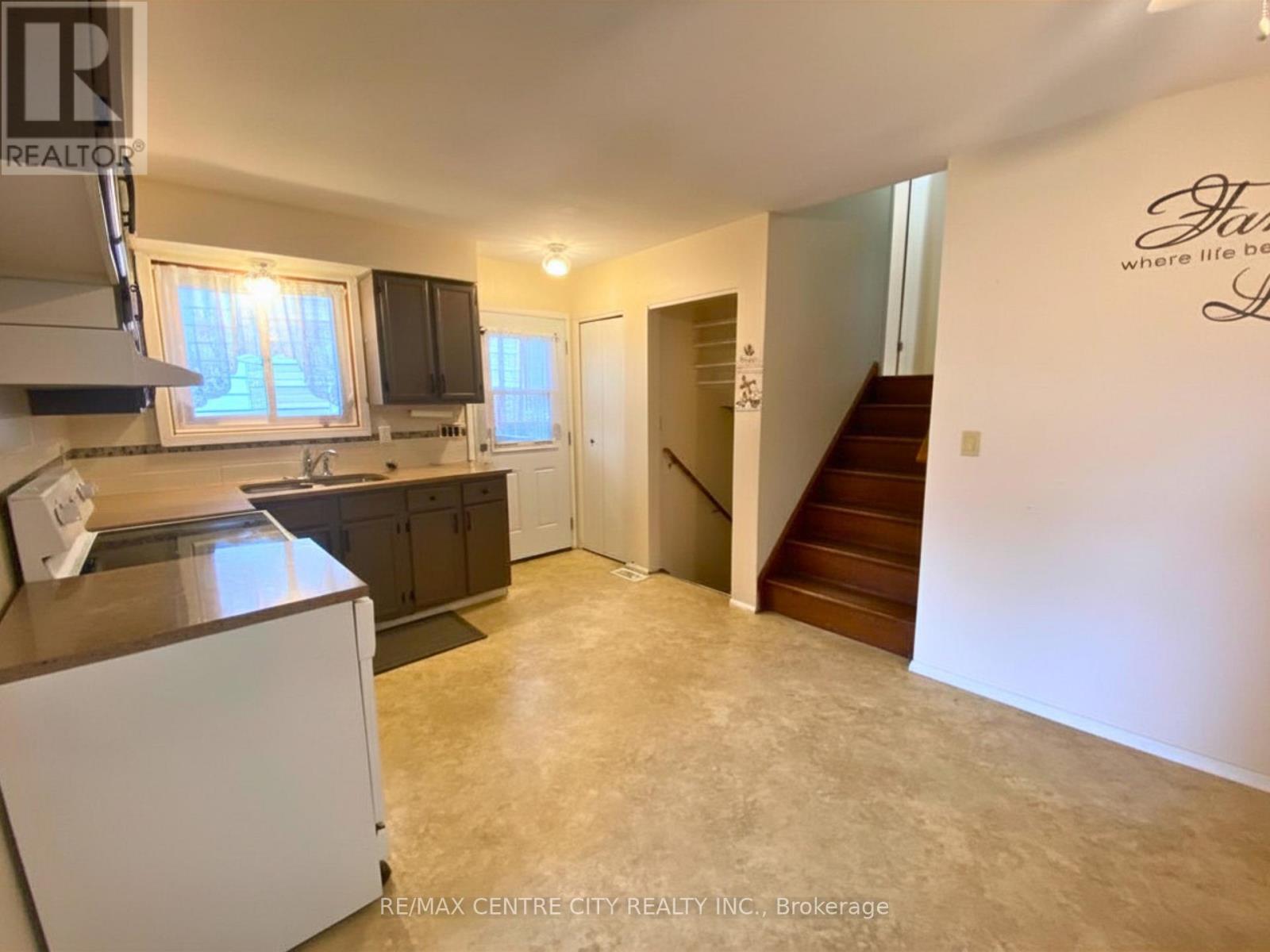 186 Centre Street, St. Thomas, Ontario  N5R 3A4 - Photo 7 - X12761786