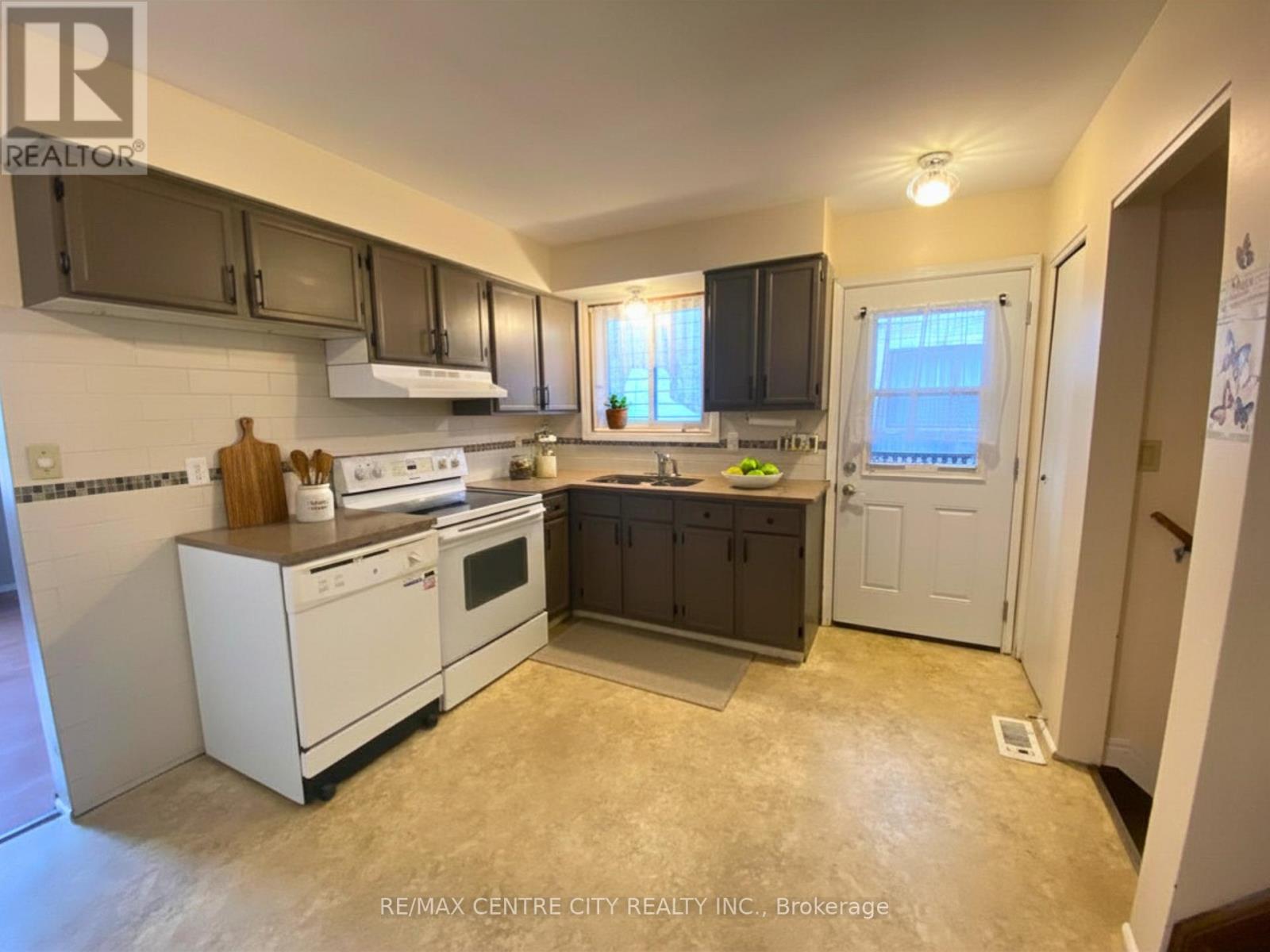 186 Centre Street, St. Thomas, Ontario  N5R 3A4 - Photo 6 - X12761786