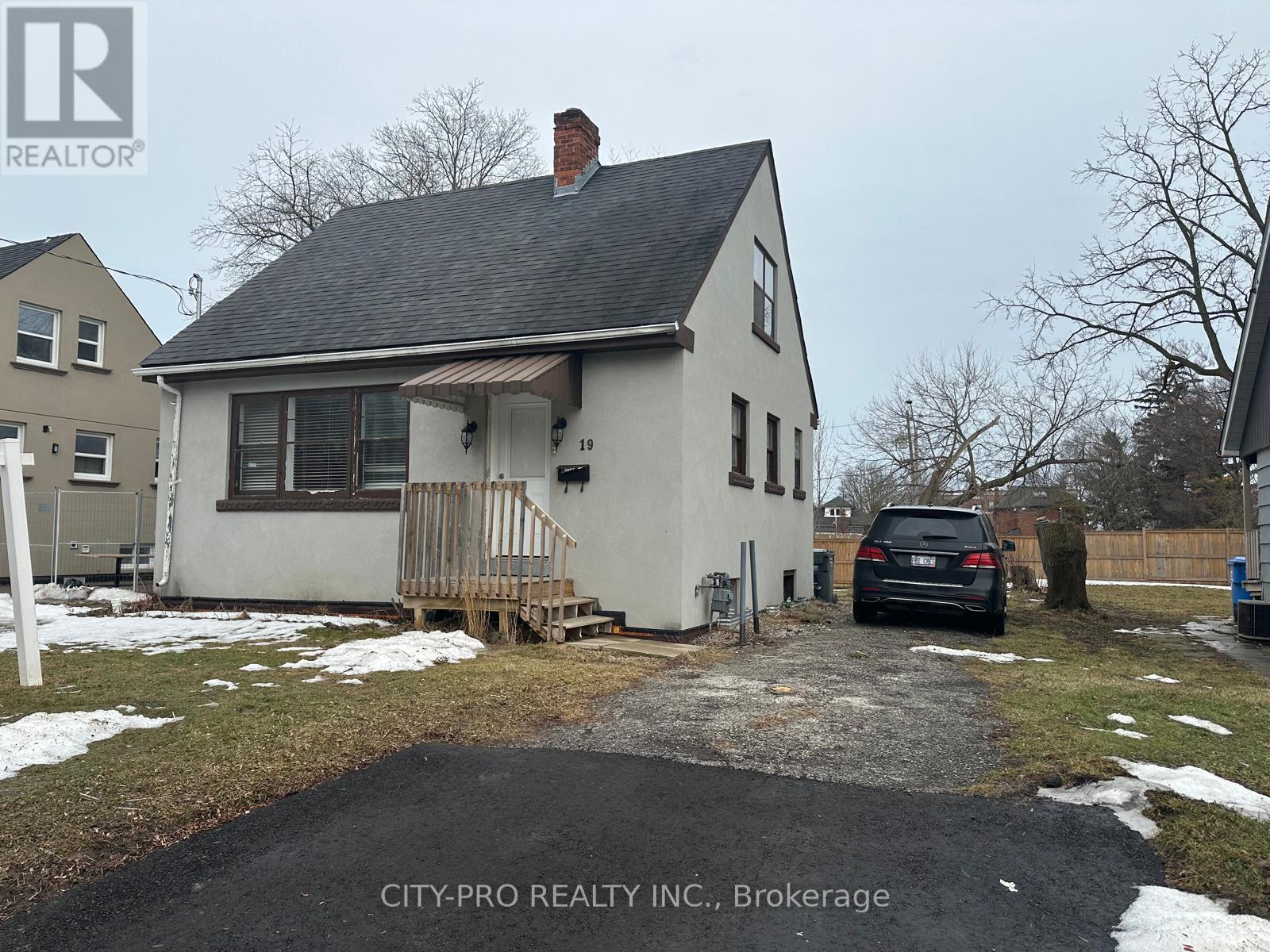 19 Pearl Street, Mississauga, Ontario  L5M 1X1 - Photo 1 - W12813774