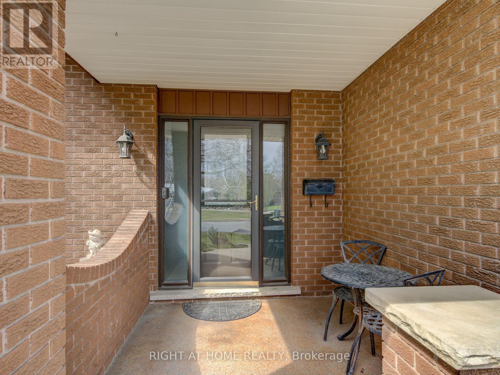 114 Cowan Crescent, London South, Ontario  N6C 2V7 - Photo 4 - X12843550