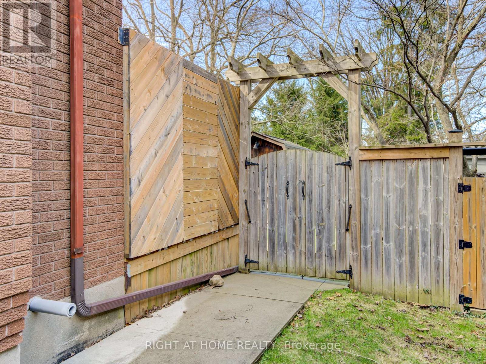 114 Cowan Crescent, London South, Ontario  N6C 2V7 - Photo 6 - X12843550