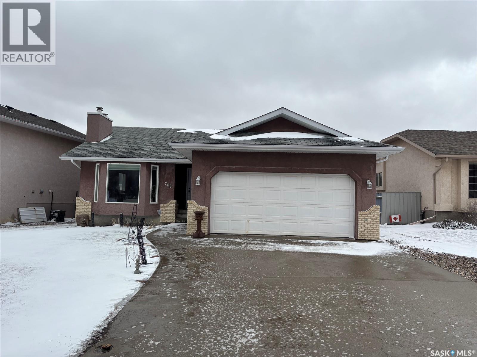 746 Sun Valley Drive, Estevan, Saskatchewan  S4A 2R2 - Photo 2 - SK032555