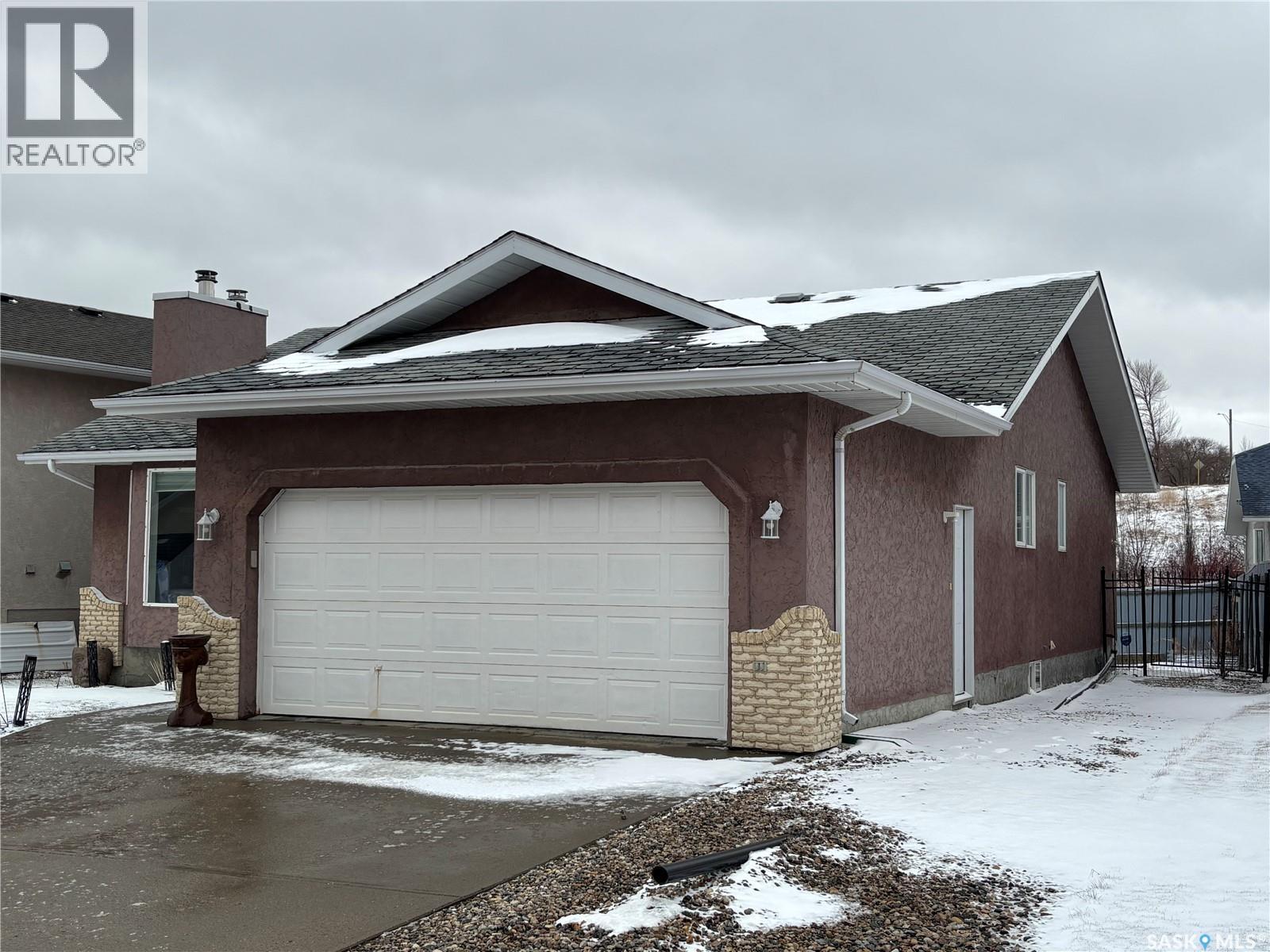 746 Sun Valley Drive, Estevan, Saskatchewan  S4A 2R2 - Photo 3 - SK032555