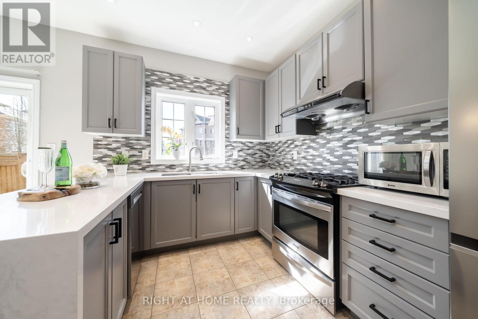 14 Lady Loretta Lane, Vaughan, Ontario  L6A 4G3 - Photo 15 - N12983158