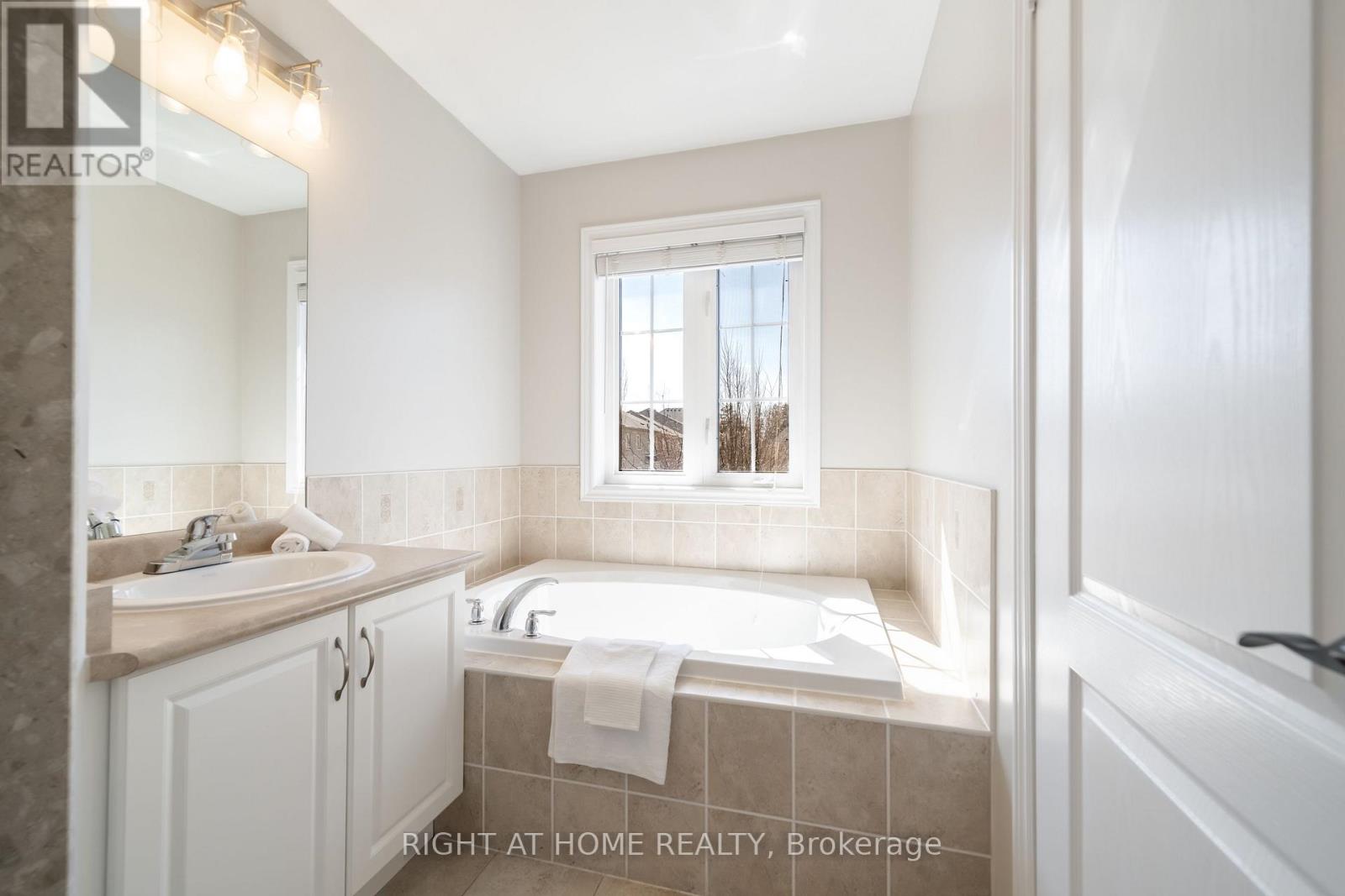 14 Lady Loretta Lane, Vaughan, Ontario  L6A 4G3 - Photo 29 - N12983158