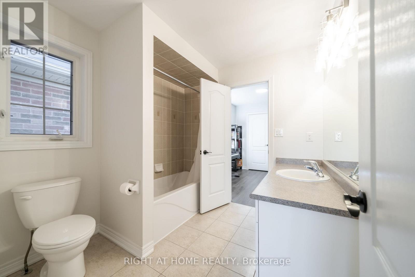 14 Lady Loretta Lane, Vaughan, Ontario  L6A 4G3 - Photo 34 - N12983158