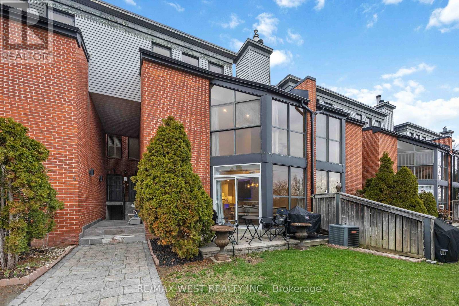 100 ARBORS LANE, Vaughan, Ontario