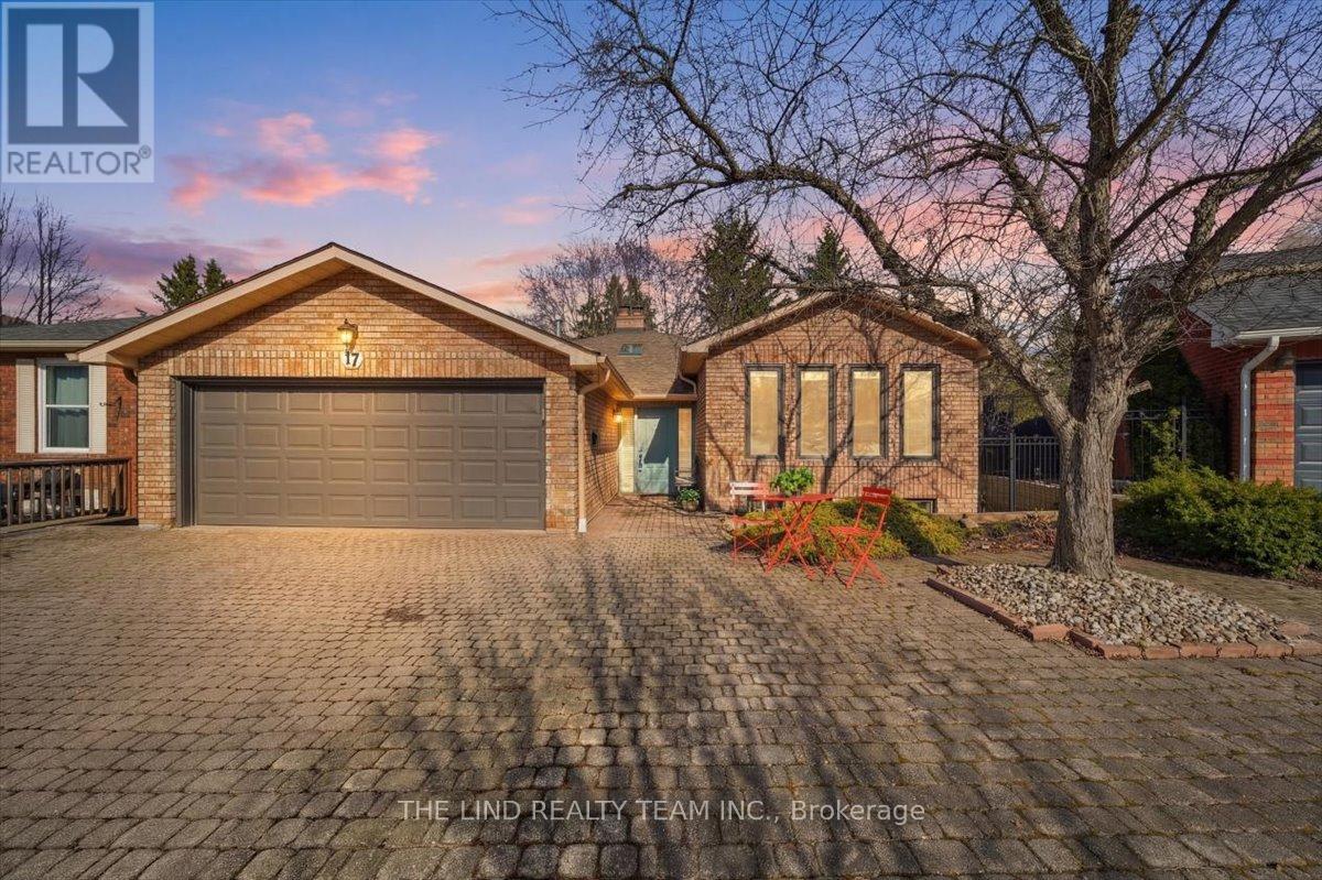 17 APRIL GARDENS, Aurora, Ontario