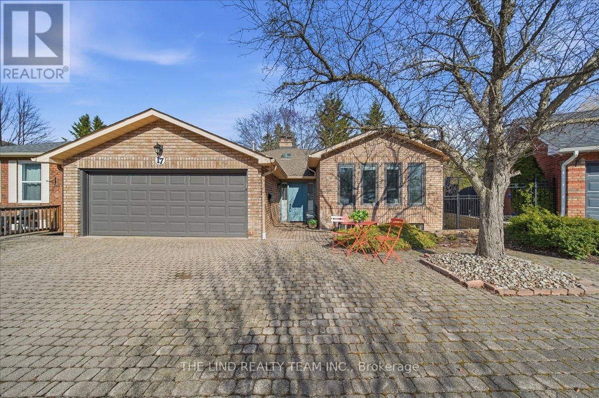 17 April Gardens, Aurora, Ontario  L4G 4R7 - Photo 2 - N12983200