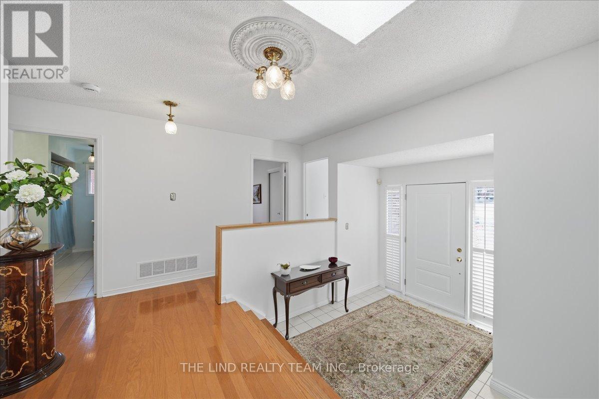 17 April Gardens, Aurora, Ontario  L4G 4R7 - Photo 3 - N12983200