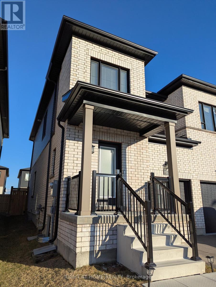 22 Westwood Avenue, Barrie, Ontario  L9J 0M6 - Photo 2 - S12983178