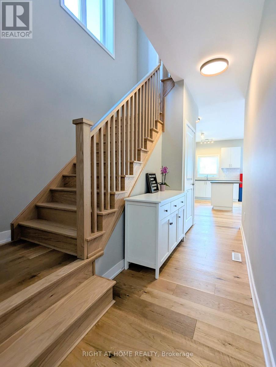 22 Westwood Avenue, Barrie, Ontario  L9J 0M6 - Photo 4 - S12983178