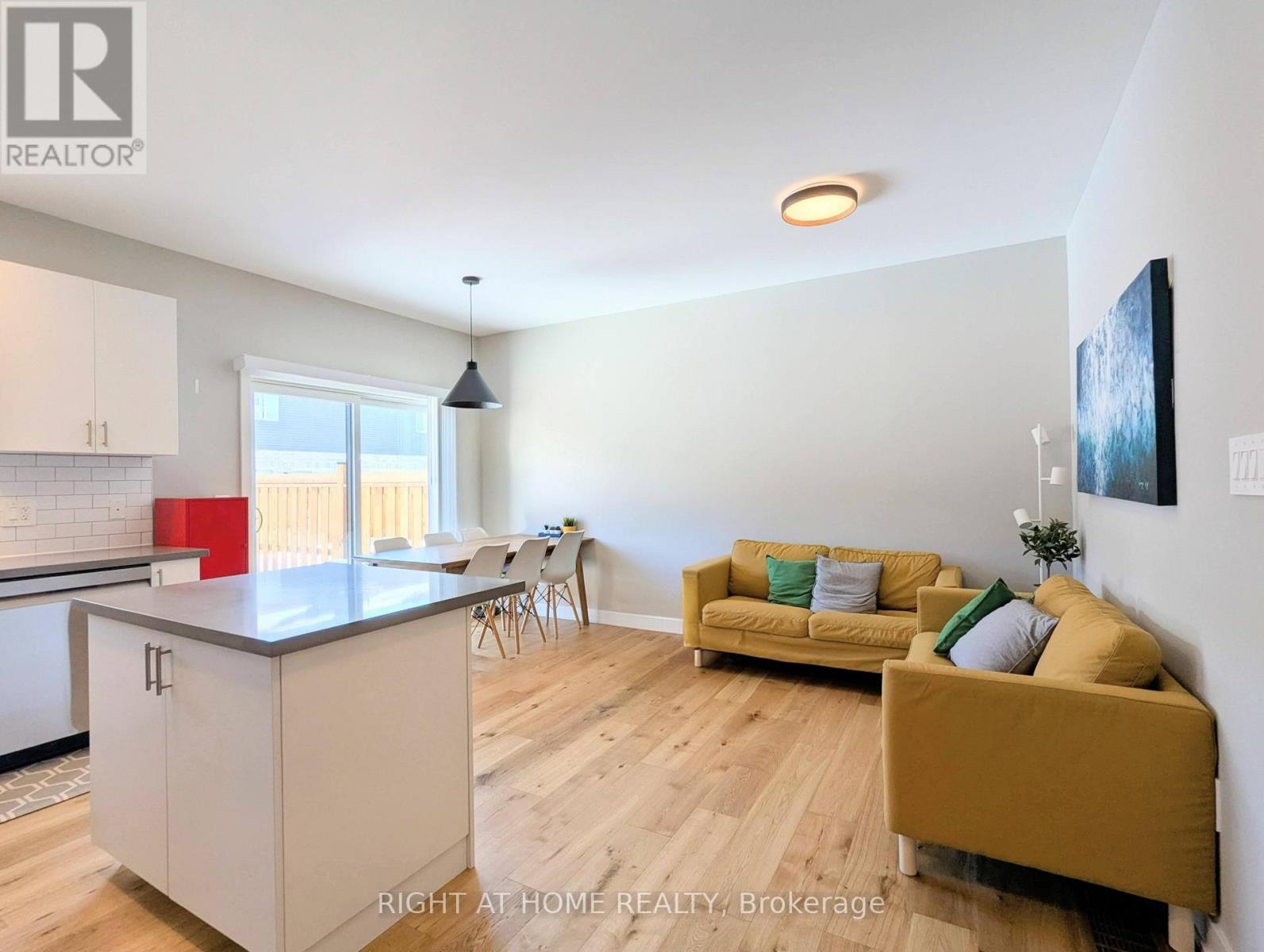 22 Westwood Avenue, Barrie, Ontario  L9J 0M6 - Photo 5 - S12983178