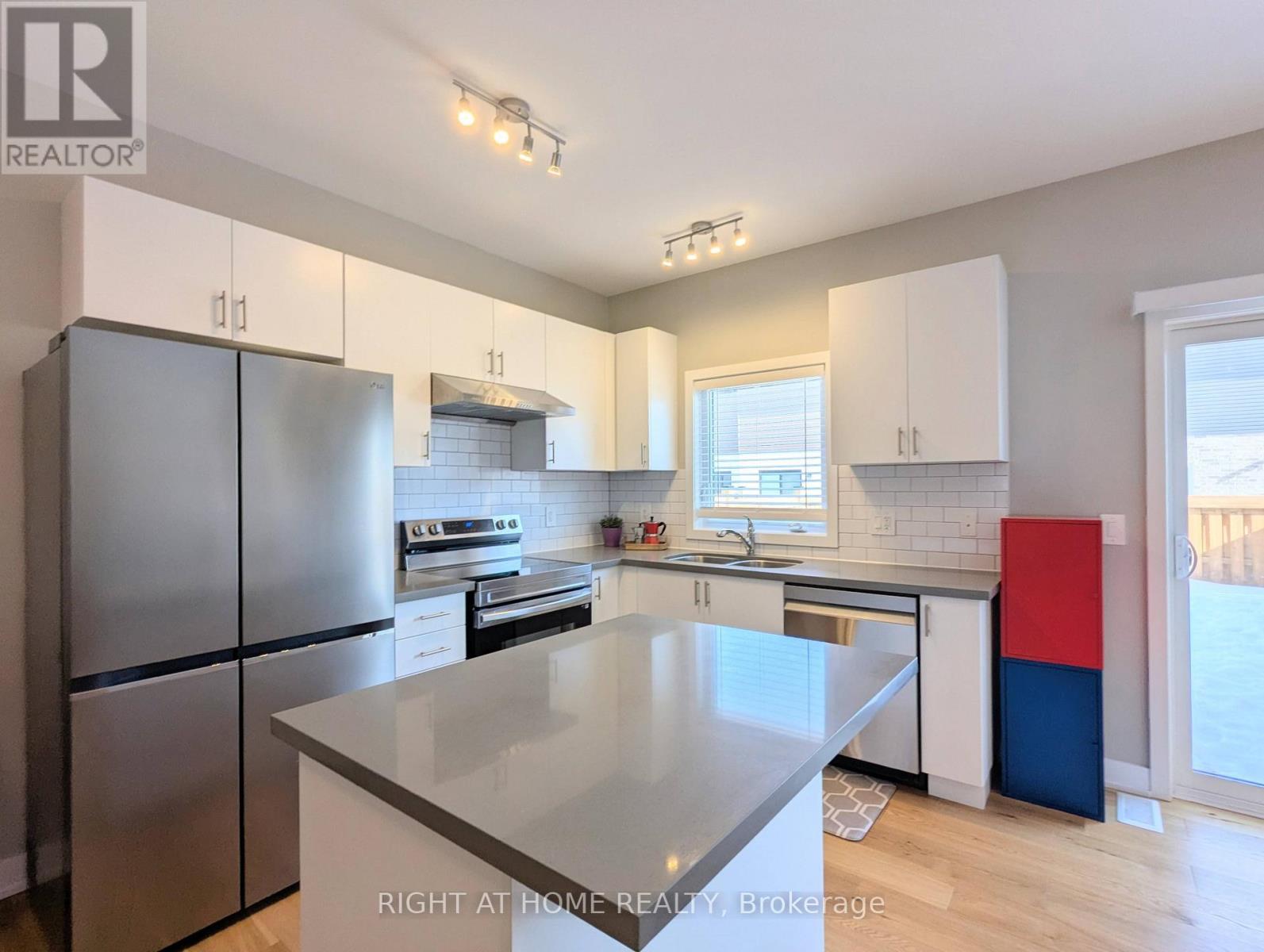 22 Westwood Avenue, Barrie, Ontario  L9J 0M6 - Photo 8 - S12983178