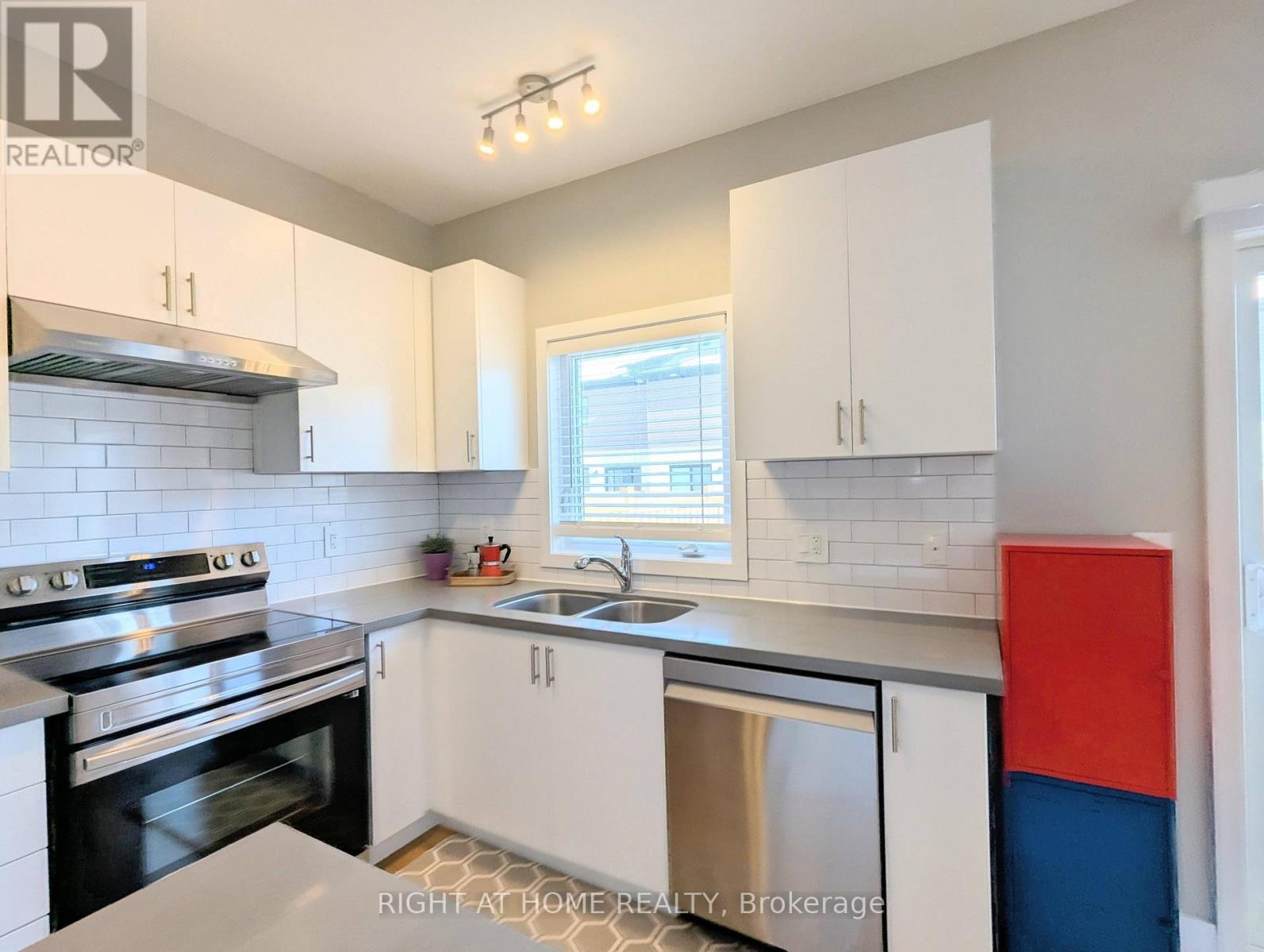 22 Westwood Avenue, Barrie, Ontario  L9J 0M6 - Photo 9 - S12983178