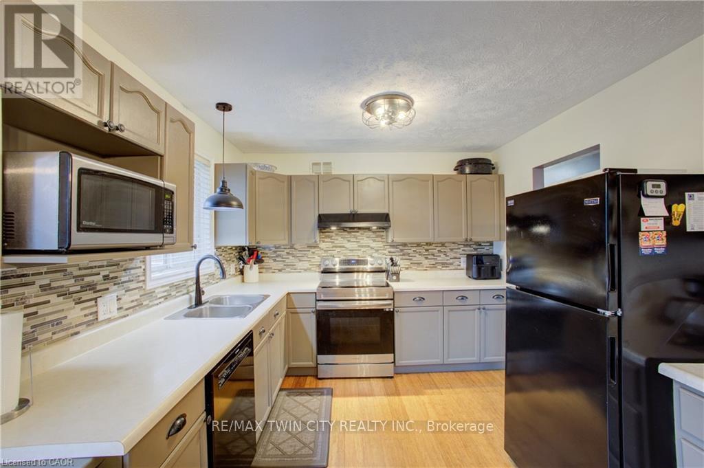 647 Kennard Crescent, Kincardine, Ontario  N2Z 1T4 - Photo 13 - X12911820