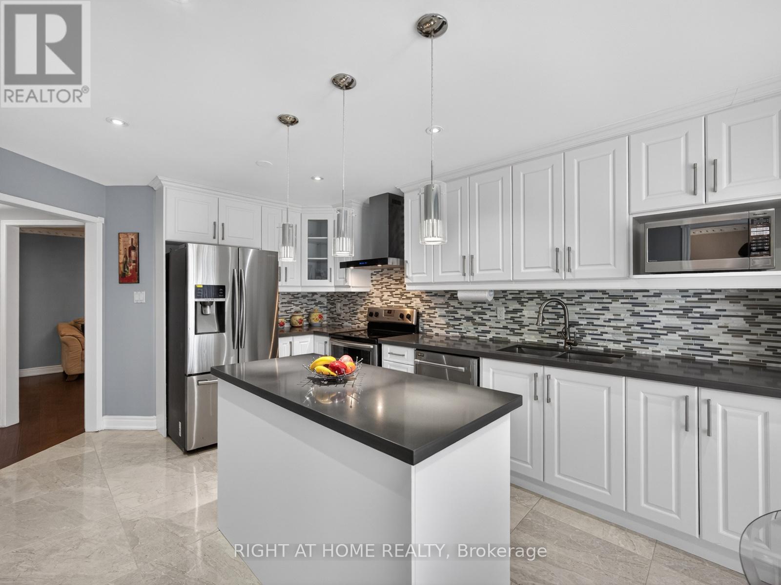 7068 Rosehurst Drive, Mississauga, Ontario  L5N 6Y8 - Photo 12 - W12983008