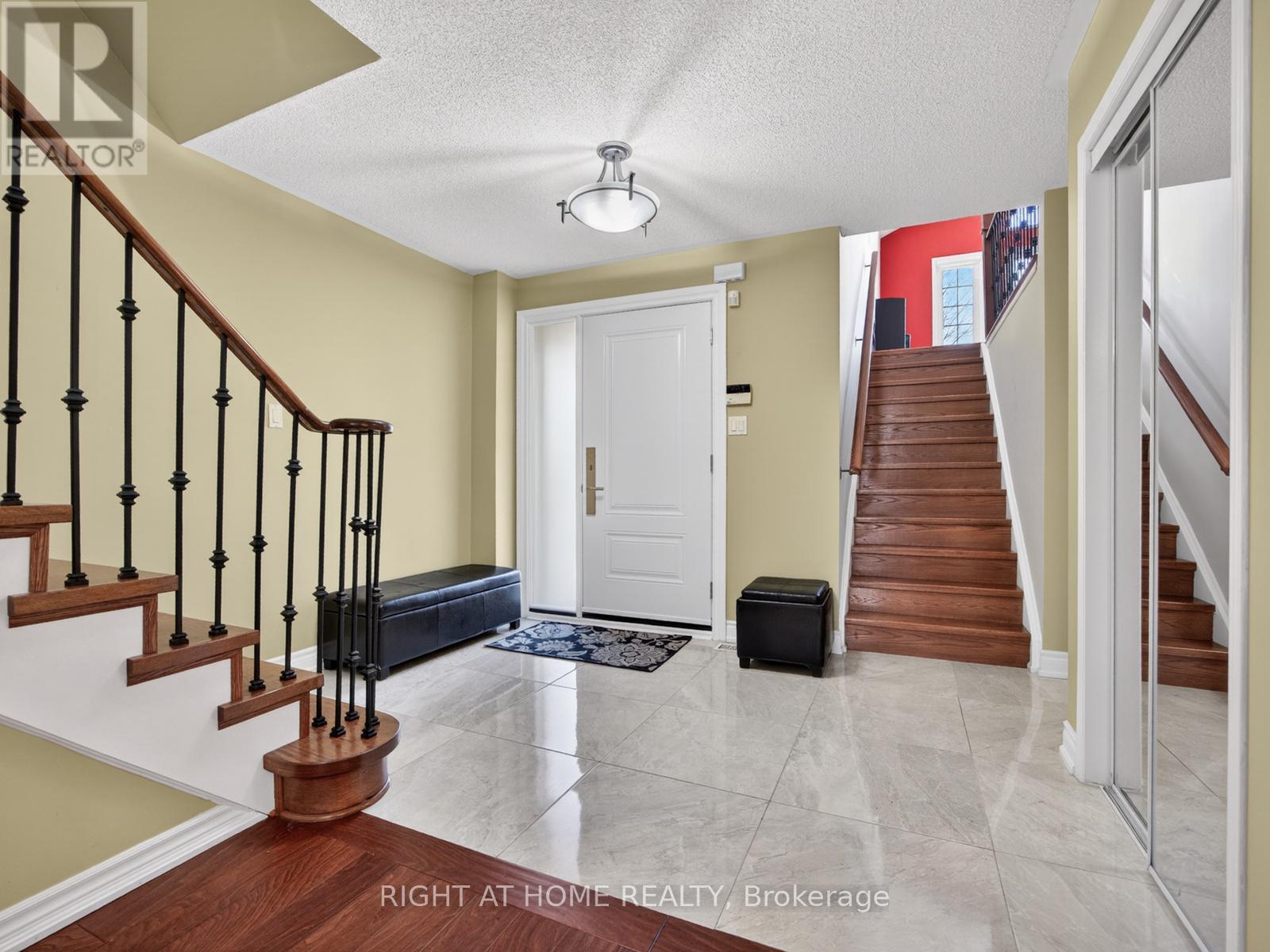 7068 Rosehurst Drive, Mississauga, Ontario  L5N 6Y8 - Photo 4 - W12983008
