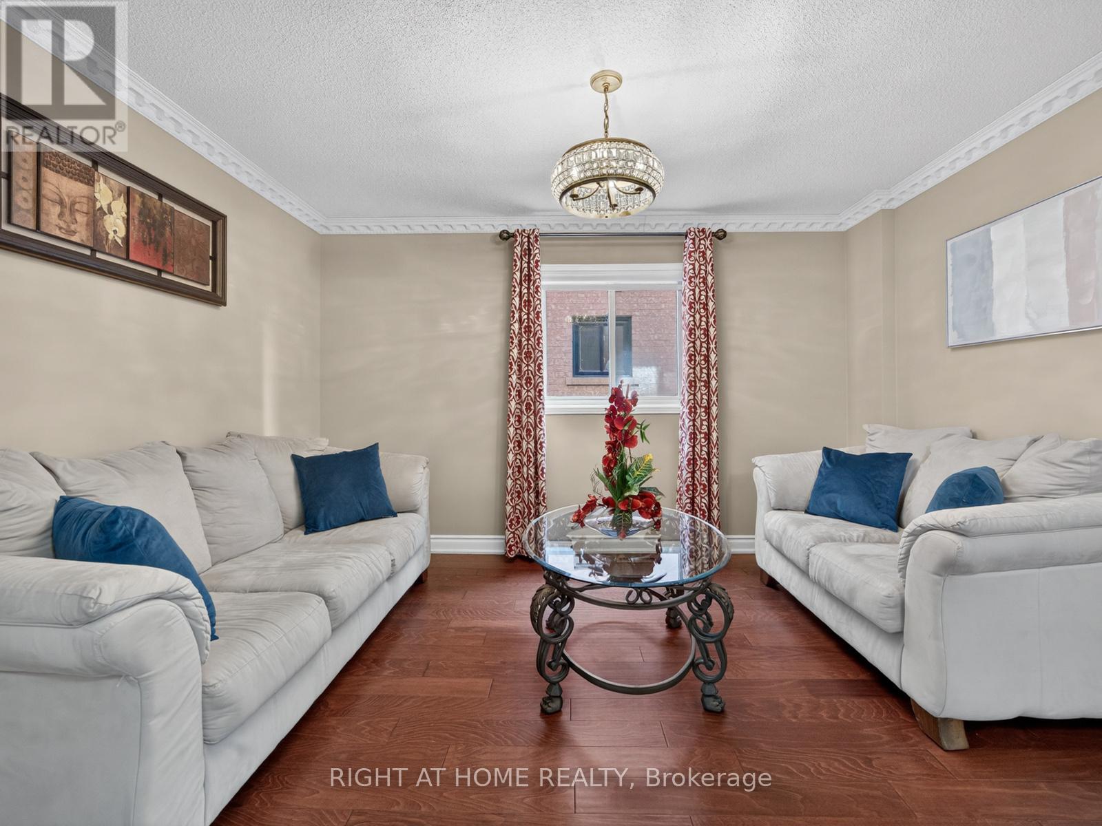 7068 Rosehurst Drive, Mississauga, Ontario  L5N 6Y8 - Photo 6 - W12983008