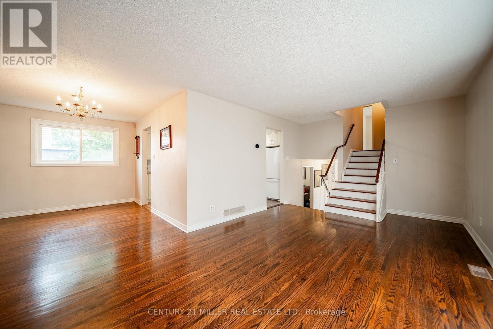 557 Trafford Crescent, Oakville, Ontario  L6L 3T4 - Photo 5 - W12983102