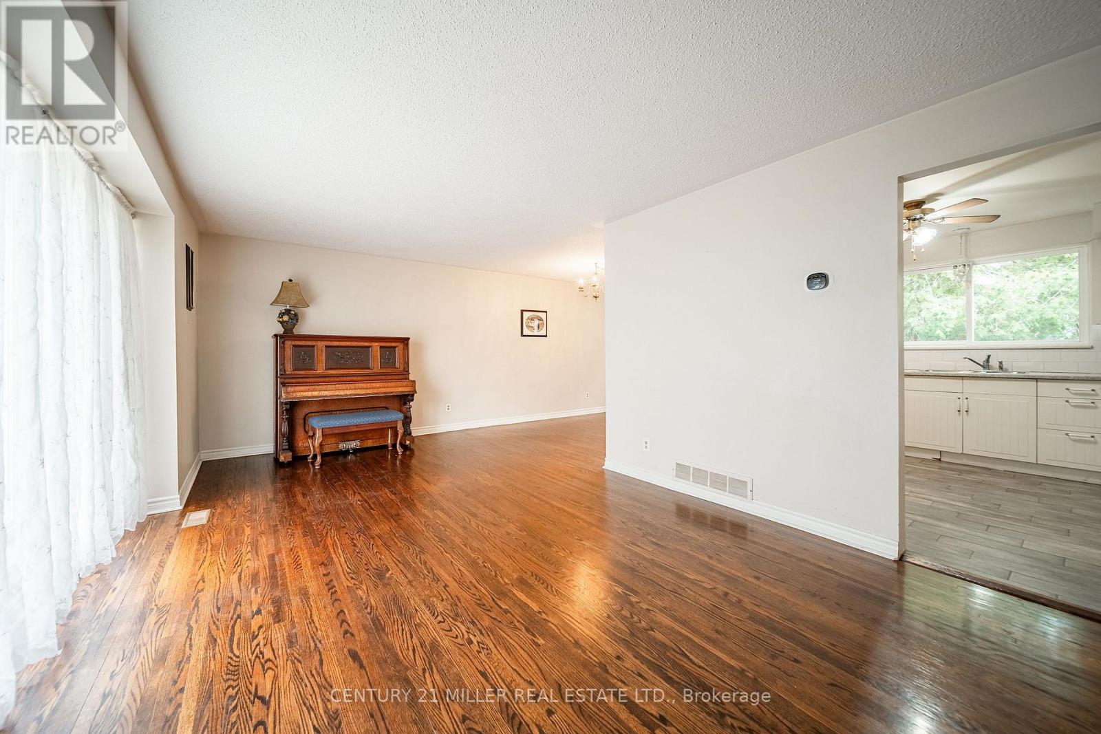 557 Trafford Crescent, Oakville, Ontario  L6L 3T4 - Photo 6 - W12983102