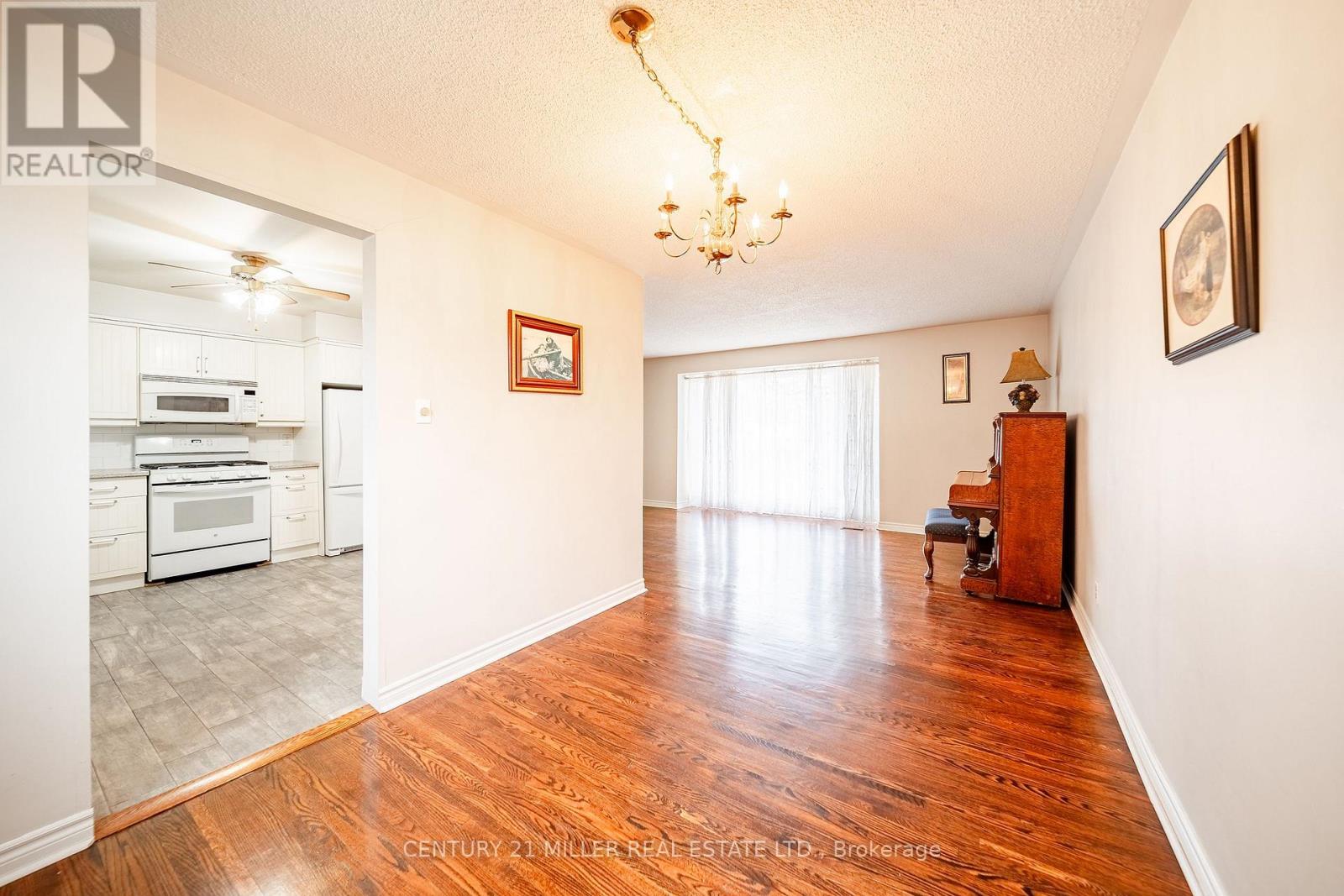 557 Trafford Crescent, Oakville, Ontario  L6L 3T4 - Photo 8 - W12983102