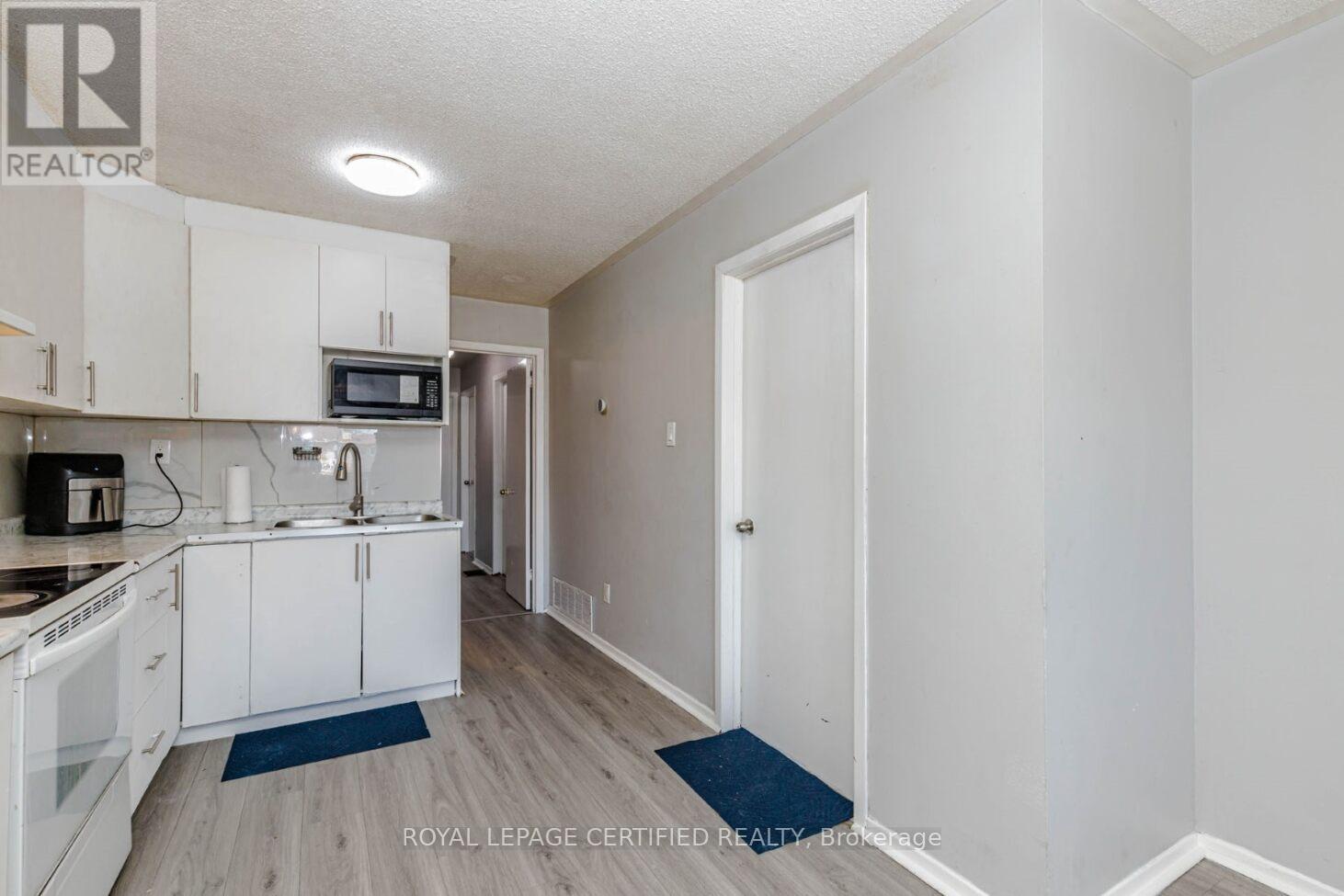 7256 Lancaster Avenue S, Mississauga, Ontario  L4T 2L6 - Photo 12 - W12983112