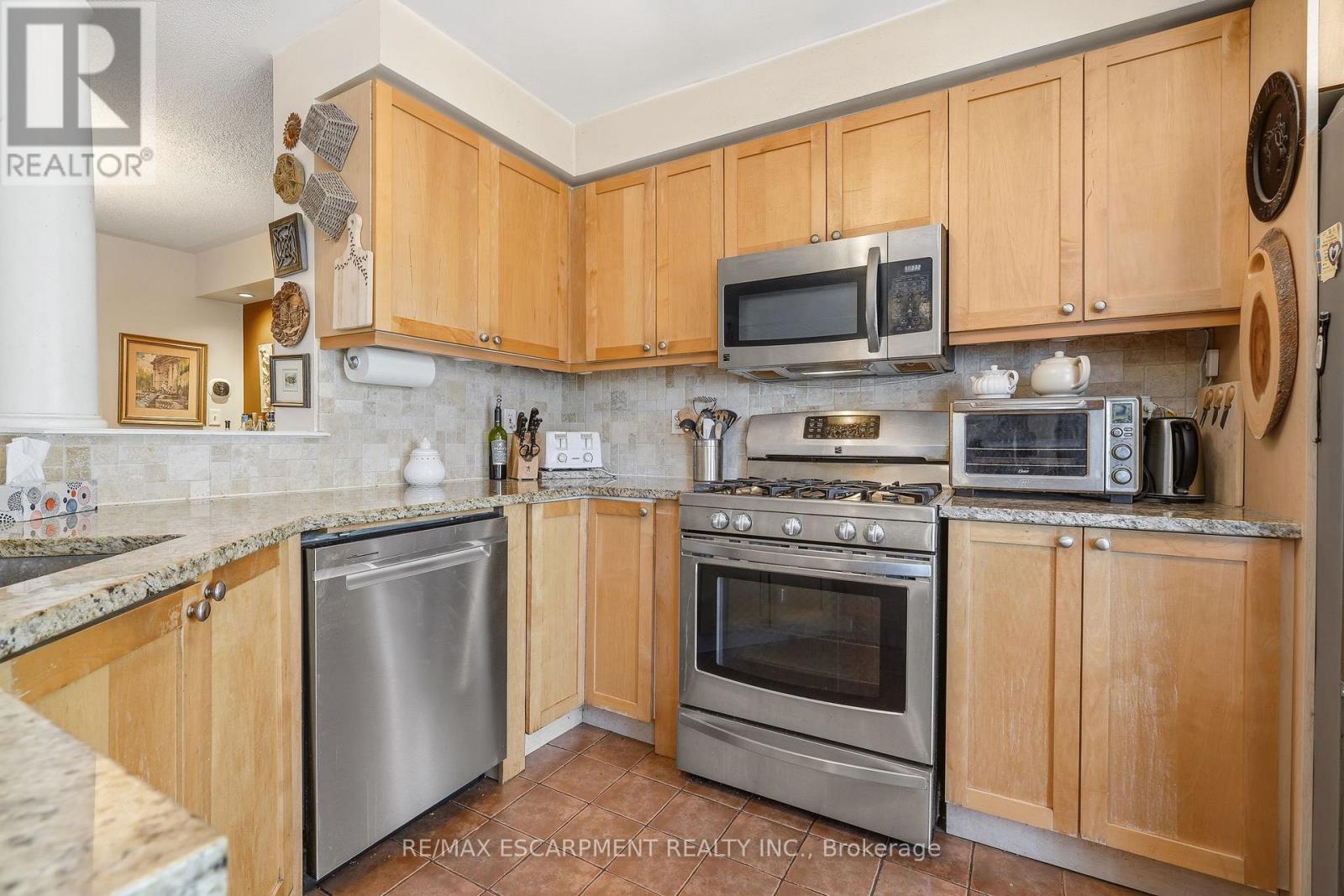 2211 Amberglen Court, Oakville, Ontario  L6M 4W8 - Photo 14 - W12983146