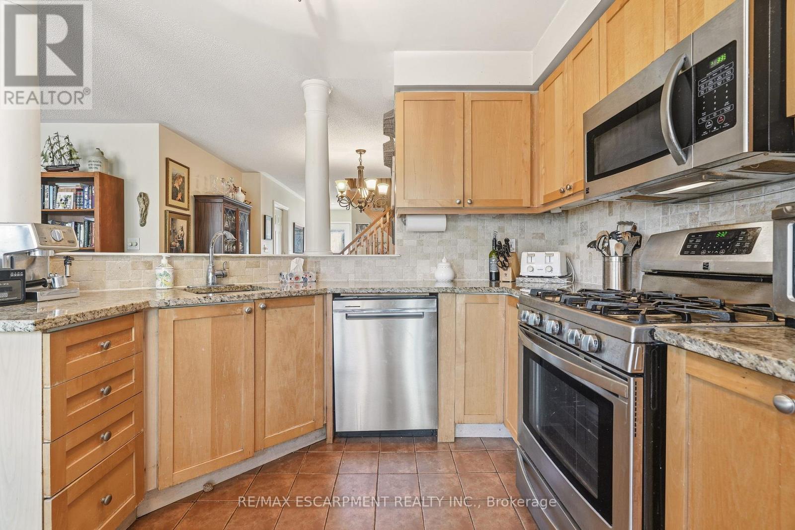 2211 Amberglen Court, Oakville, Ontario  L6M 4W8 - Photo 15 - W12983146