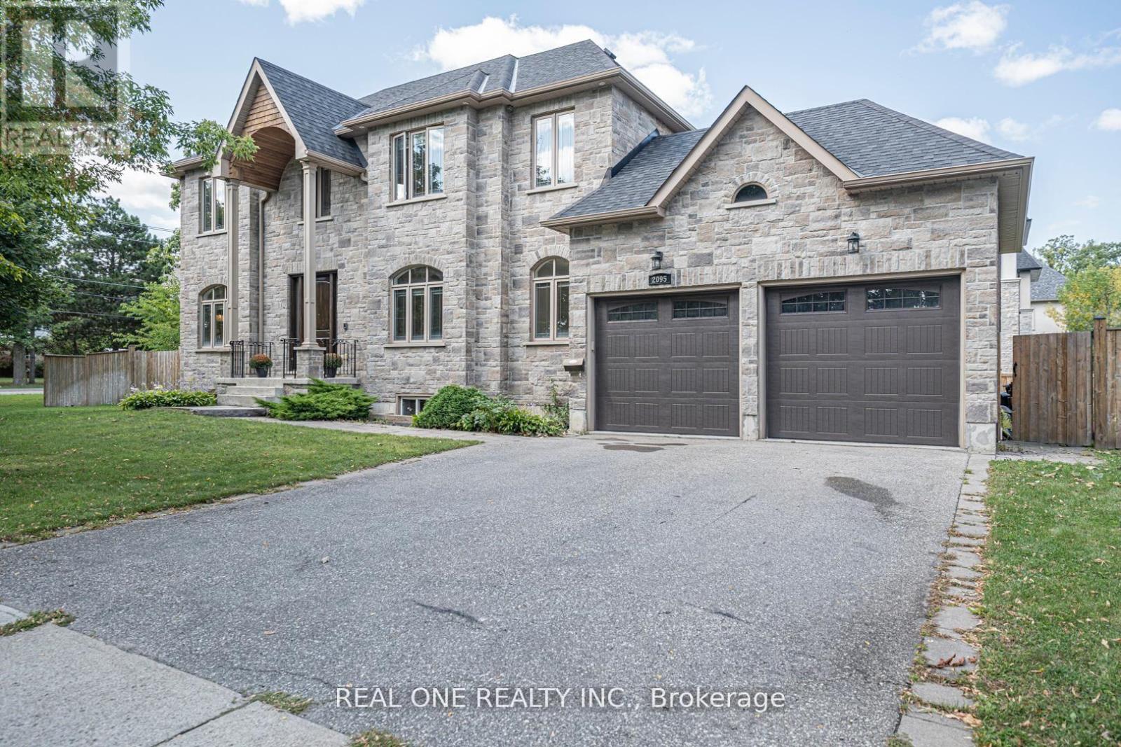 2095 Springfield Road, Mississauga, Ontario  L5K 1C1 - Photo 3 - W12983292