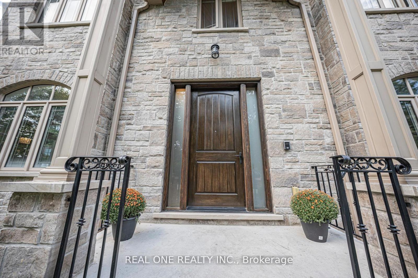 2095 Springfield Road, Mississauga, Ontario  L5K 1C1 - Photo 4 - W12983292