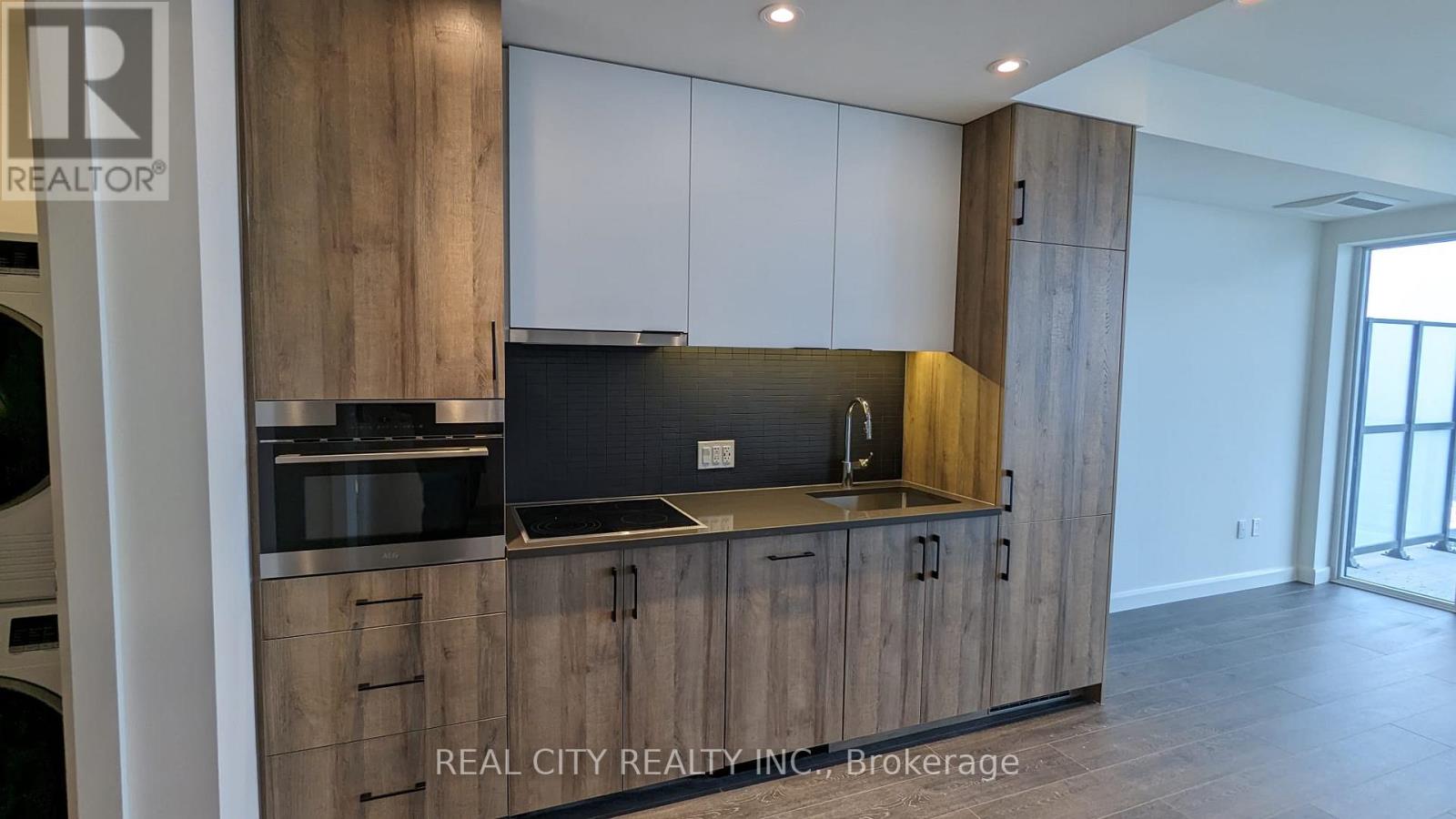 1510 - 741 King Street West Street, Kitchener, Ontario  N2G 0E9 - Photo 2 - X12983072