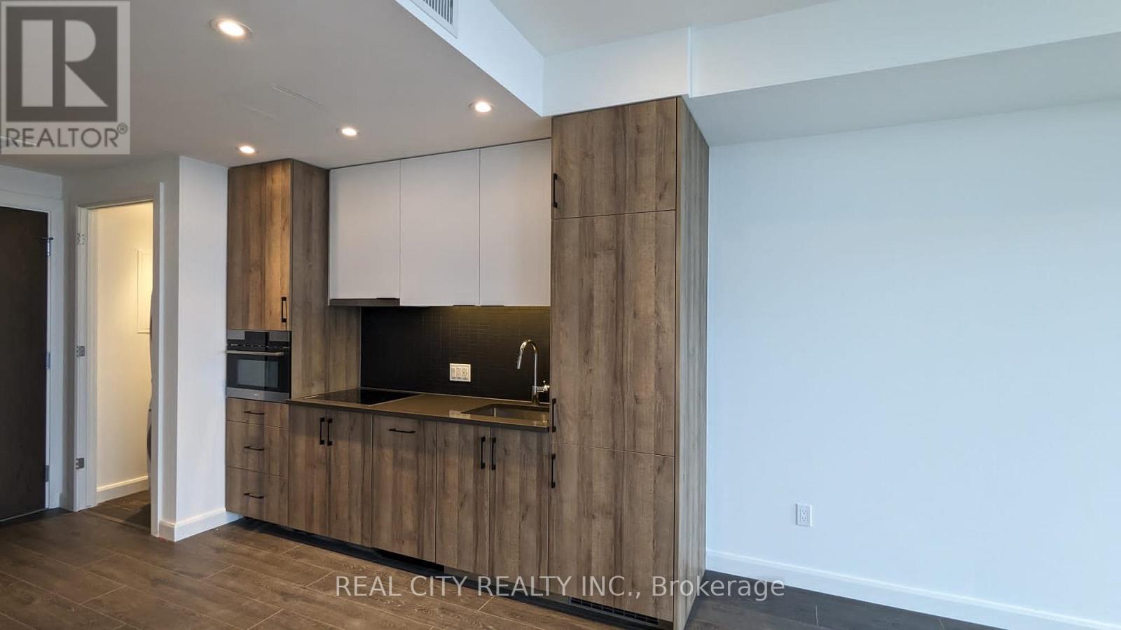 1510 - 741 King Street West Street, Kitchener, Ontario  N2G 0E9 - Photo 3 - X12983072