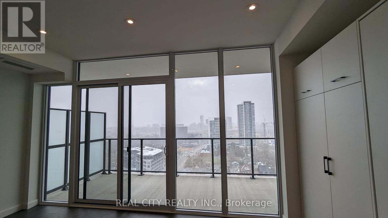 1510 - 741 King Street West Street, Kitchener, Ontario  N2G 0E9 - Photo 4 - X12983072