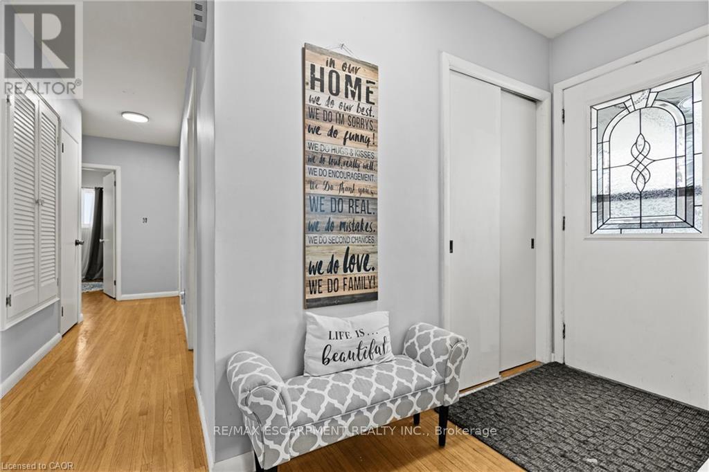 4 Mountview Avenue, Grimsby, Ontario  L3M 1V5 - Photo 2 - X12983074