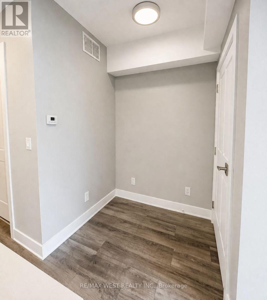 110 - 6065 Mcleod Road, Niagara Falls, Ontario  L2G 0Z7 - Photo 4 - X12983080