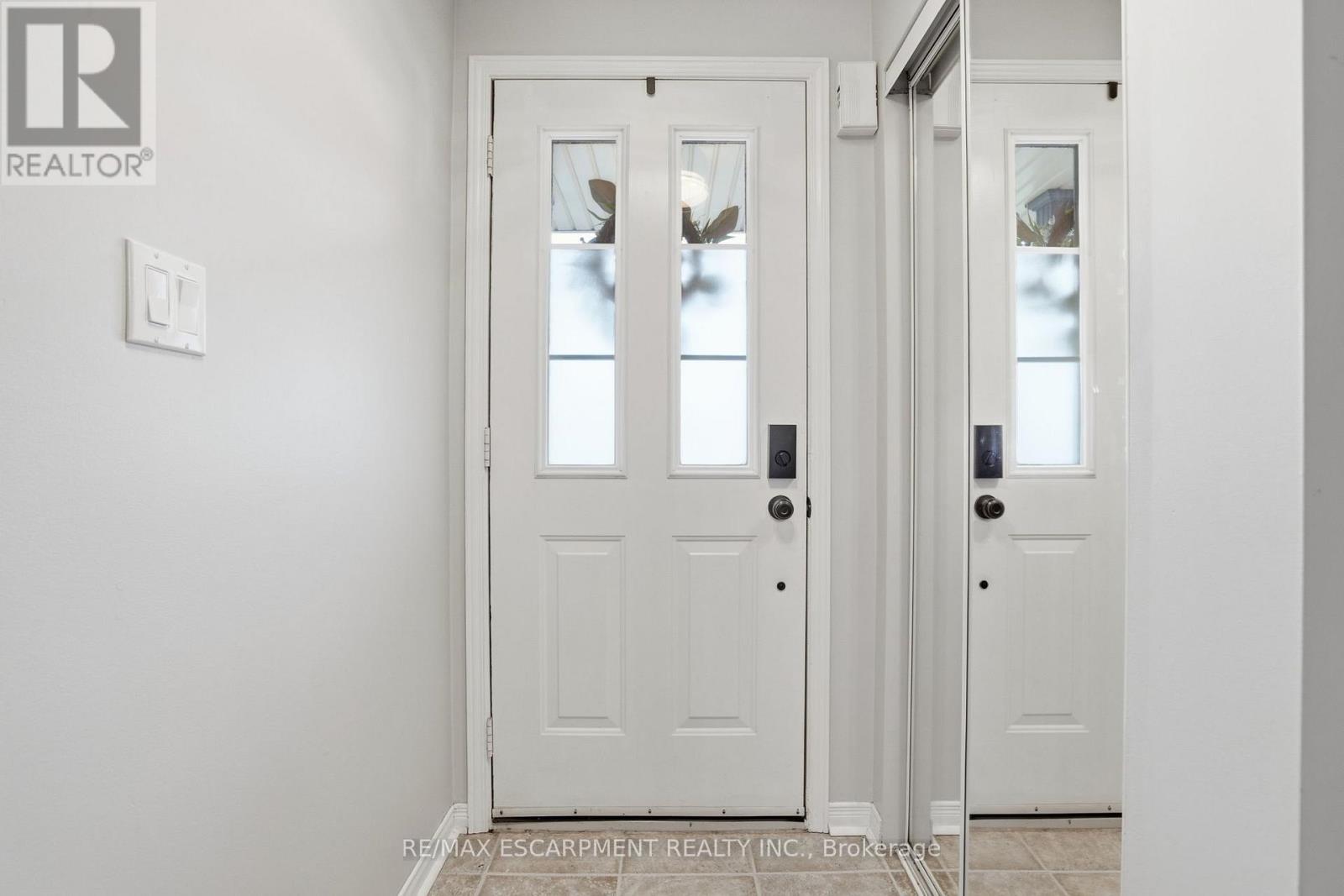 14 Kenyon Crescent, Grimsby, Ontario  L3M 5P4 - Photo 5 - X12983260