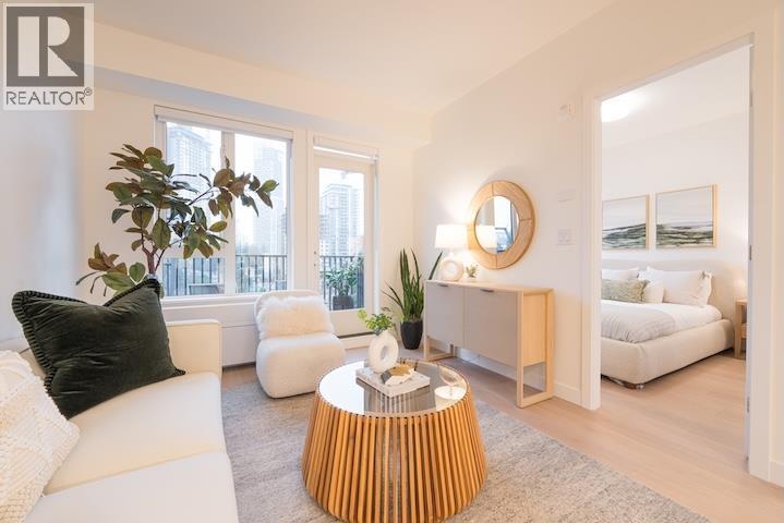 204 585 KEMSLEY AVENUE, Coquitlam, British Columbia