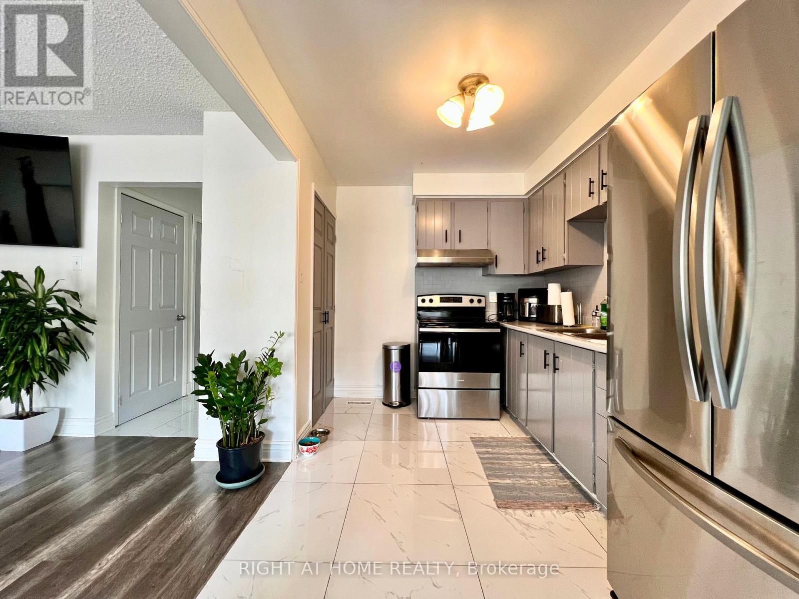 25 Baronwood Court, Brampton, Ontario  L6V 3H6 - Photo 6 - W12744714