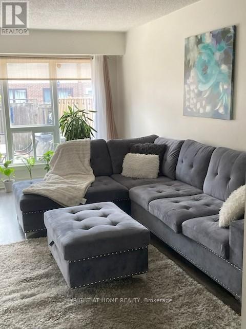 25 Baronwood Court, Brampton, Ontario  L6V 3H6 - Photo 4 - W12744714