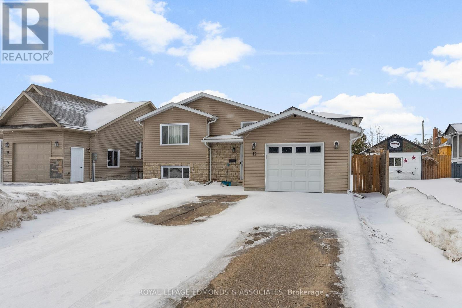 12 Wilbert Street, Petawawa, Ontario  K8H 2C6 - Photo 2 - X12983438