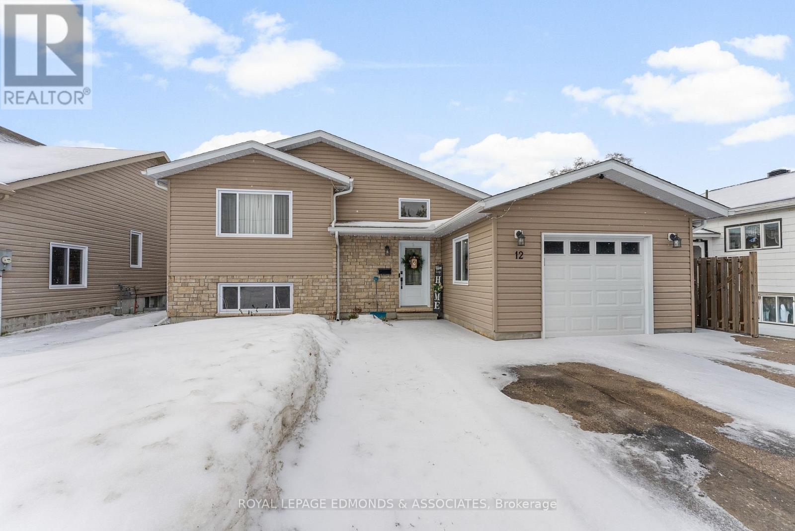 12 Wilbert Street, Petawawa, Ontario  K8H 2C6 - Photo 3 - X12983438