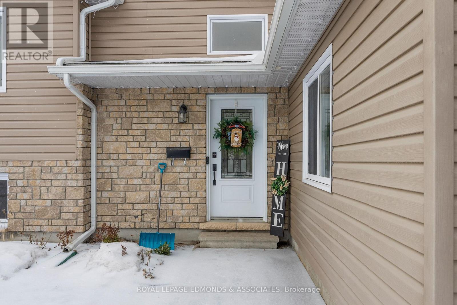 12 Wilbert Street, Petawawa, Ontario  K8H 2C6 - Photo 4 - X12983438