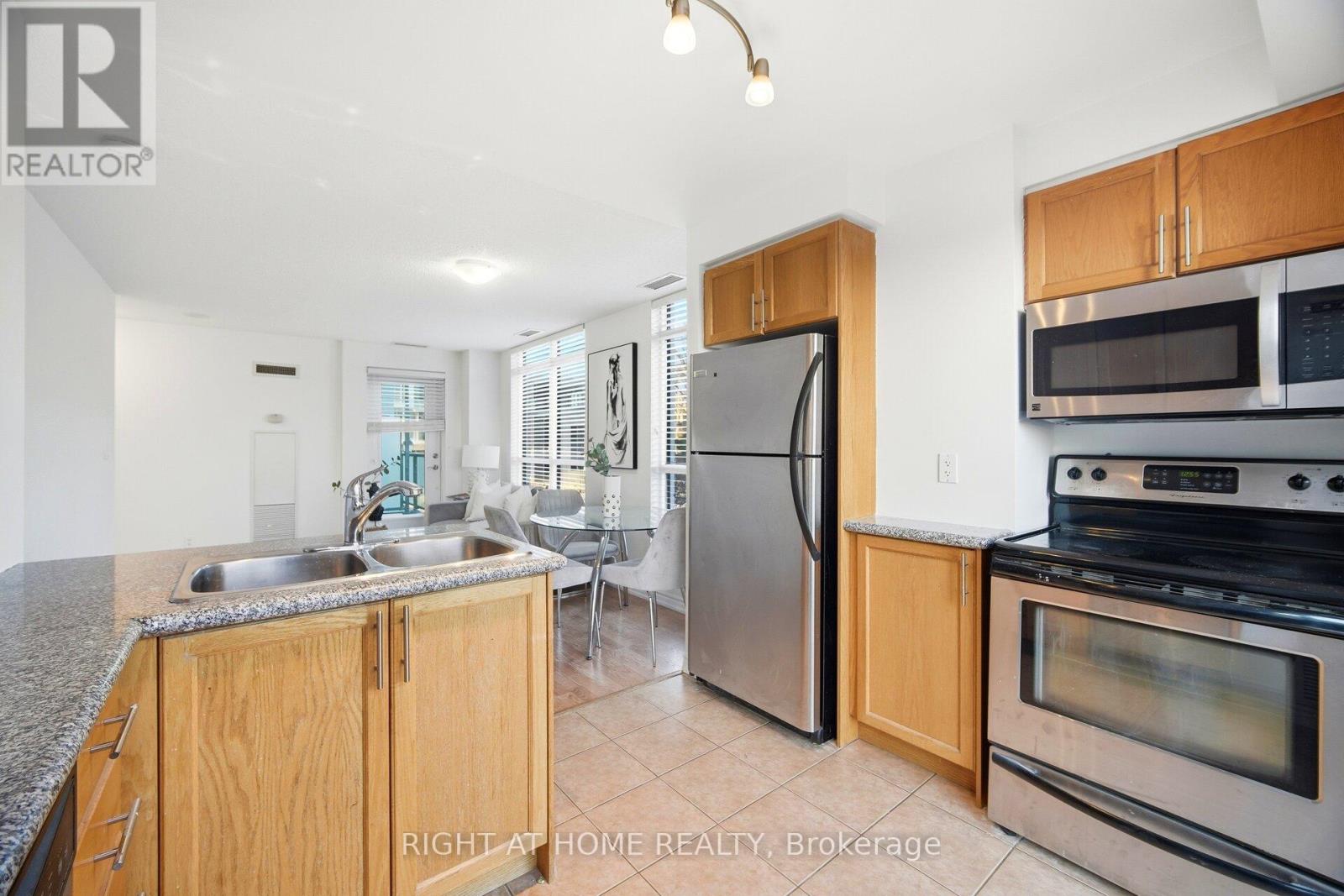 211 - 18 Harding Boulevard, Richmond Hill, Ontario  L4C 0T3 - Photo 18 - N12983376