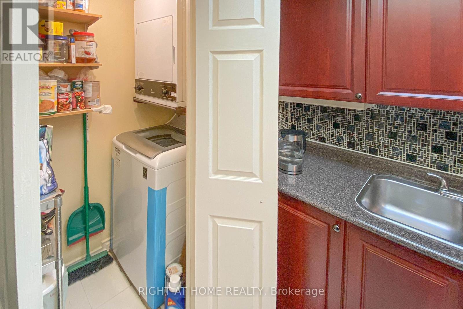 508 - 265 Enfield Place, Mississauga, Ontario  L5B 3Y7 - Photo 8 - W12983436