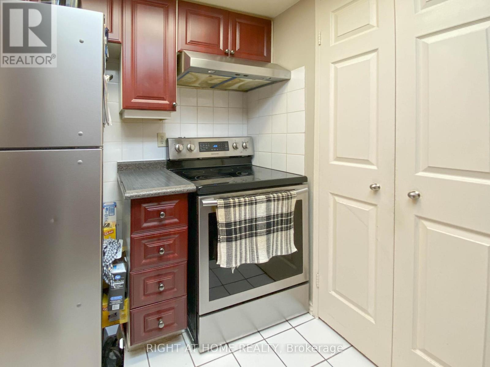 508 - 265 Enfield Place, Mississauga, Ontario  L5B 3Y7 - Photo 9 - W12983436