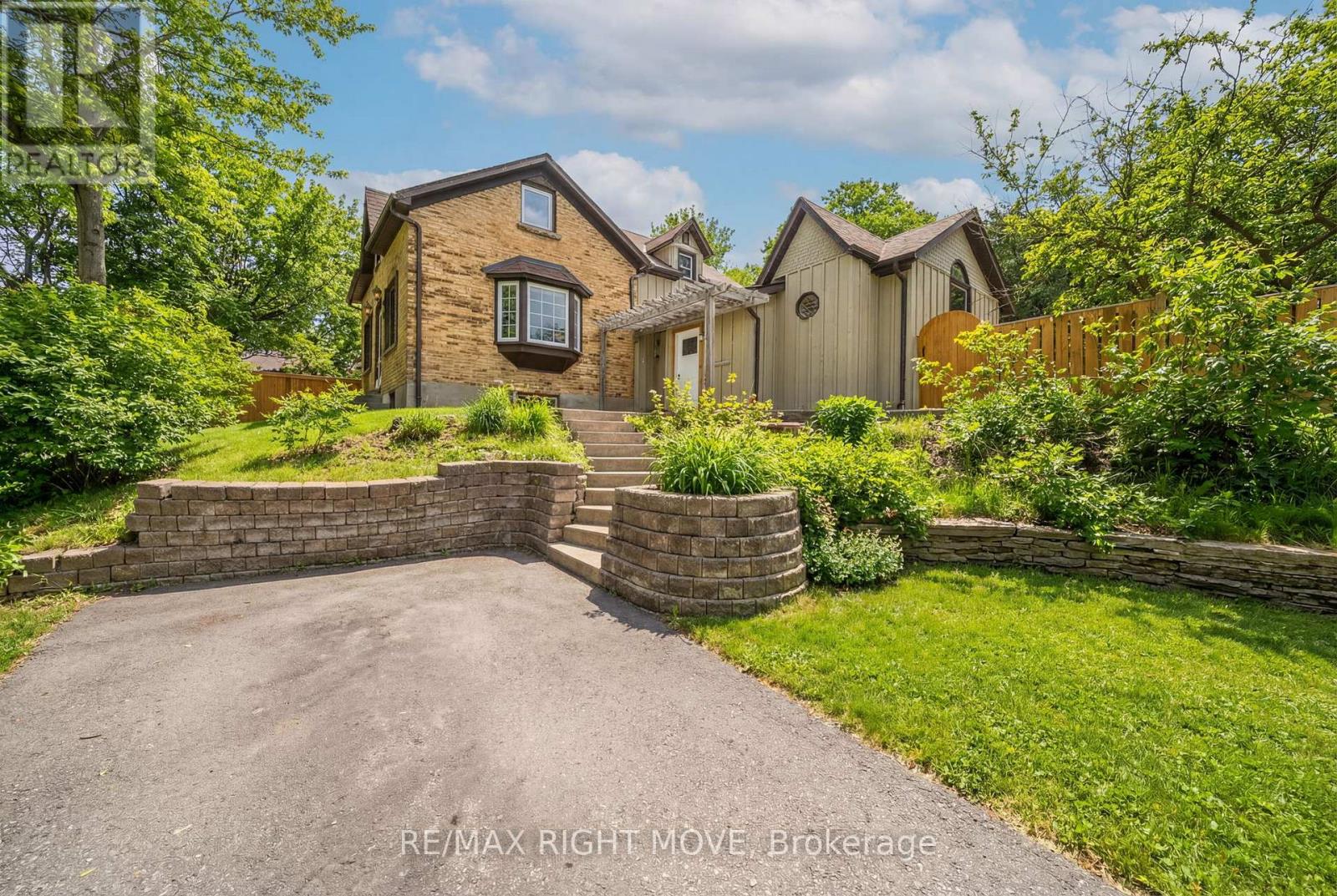 27 Durham St Street, Grey Highlands, Ontario  N0C 1E0 - Photo 2 - X12853302