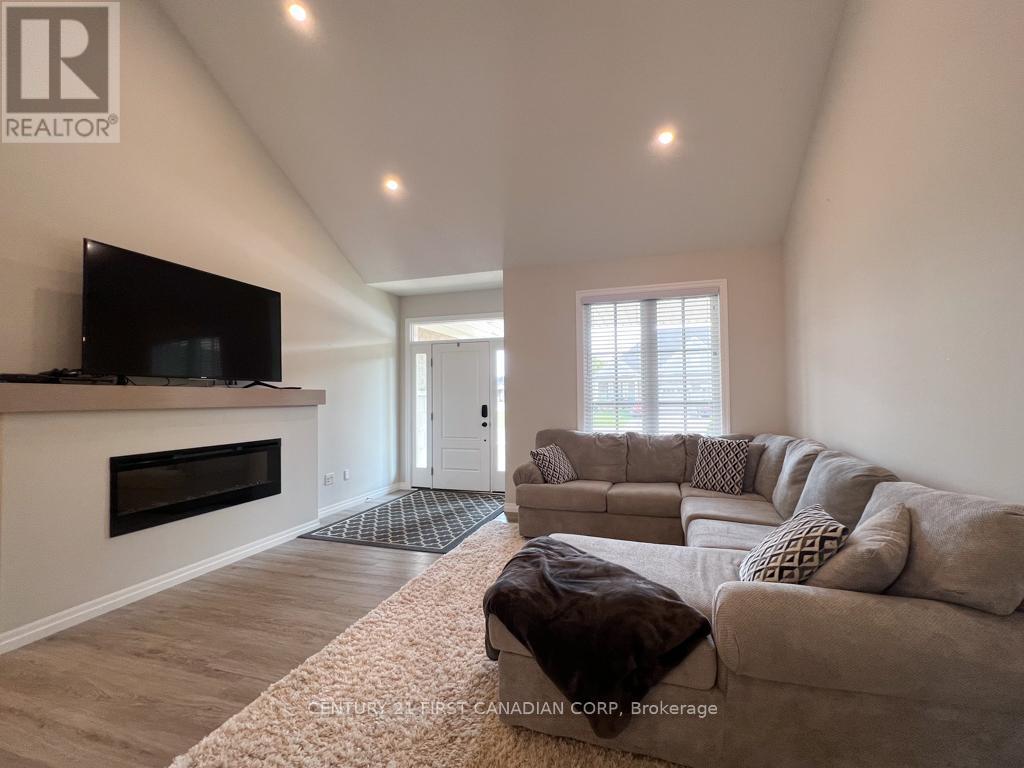 4 Sierra Street, Tillsonburg, Ontario  N4G 0J2 - Photo 3 - X12983648